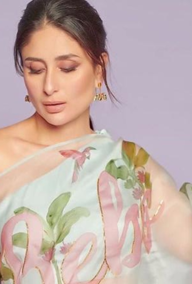 كارينا كابور تضطر للتزين في المطار للحاق بحفل خطبة أحد أقاربها