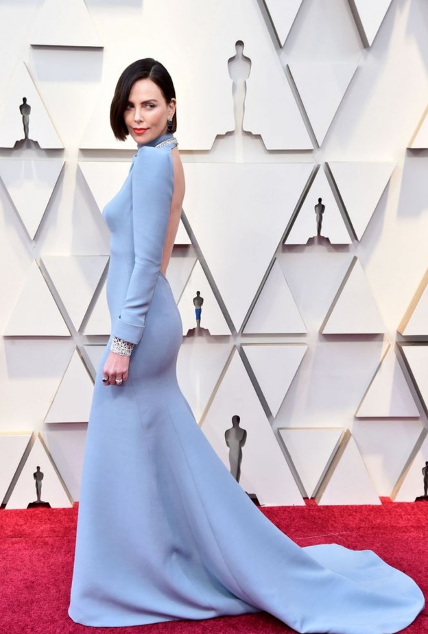 اطلالة أنيقة في التنورة والبليزر اعتمدتها تشارليز ثيرون