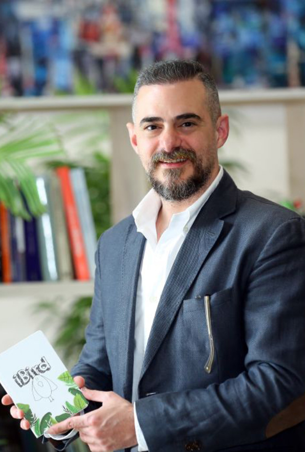 أطلق الفنان التشكيلي سعيد عطاري كتاباً جديداً له بعنوان  iBird