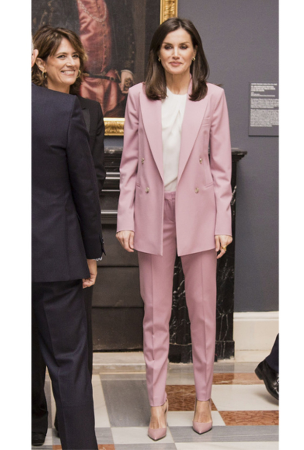 إعتمدت تسريحة الشعر القصير المنسدل مع ماكياج ترابي ناعم