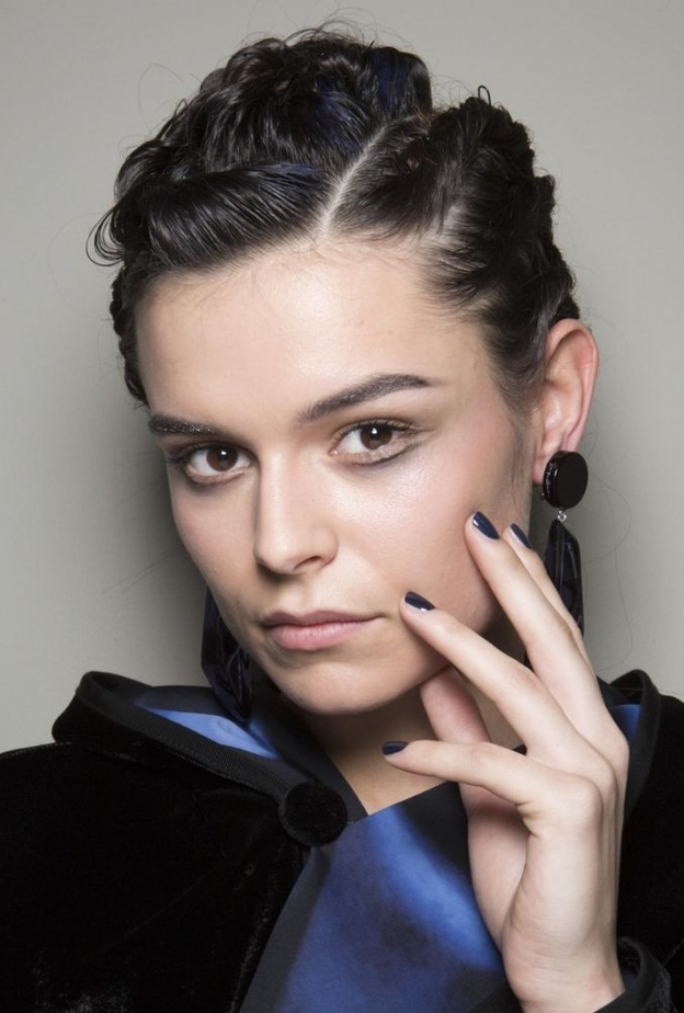 رسمات مناكير داكنة 