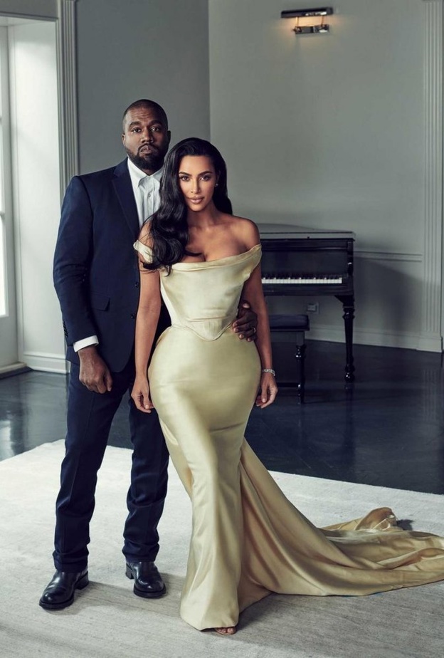  النجمة كيم كرداشيان تتألق بالفستان الذهبي مكشوف الاكتاف برفقة زوجها