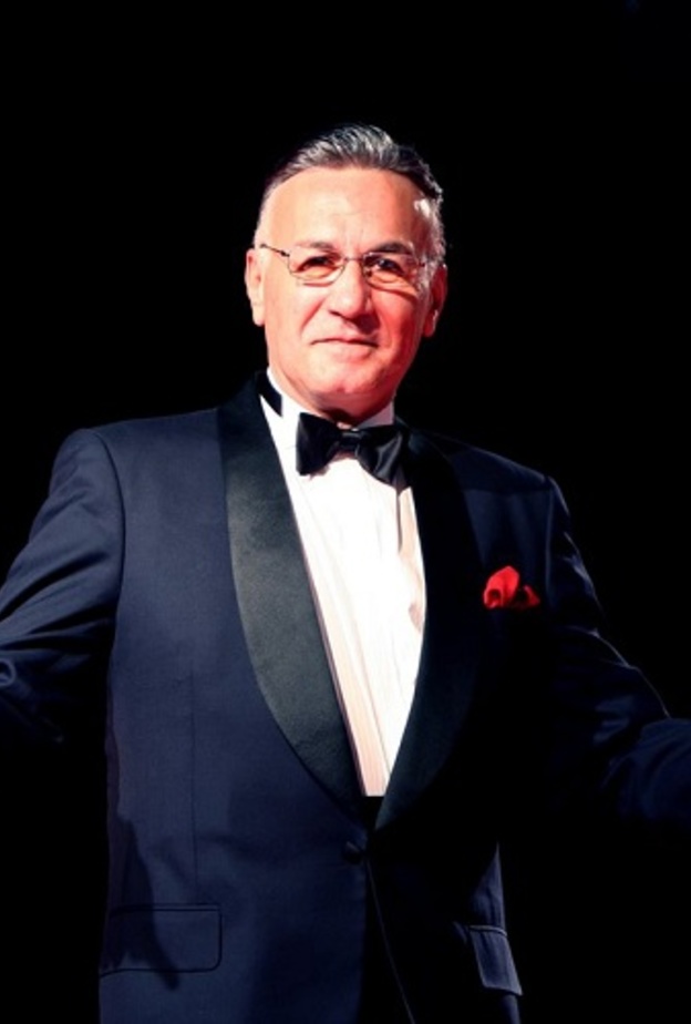 عام 2019 شهد وفاة عزت ابو عوف