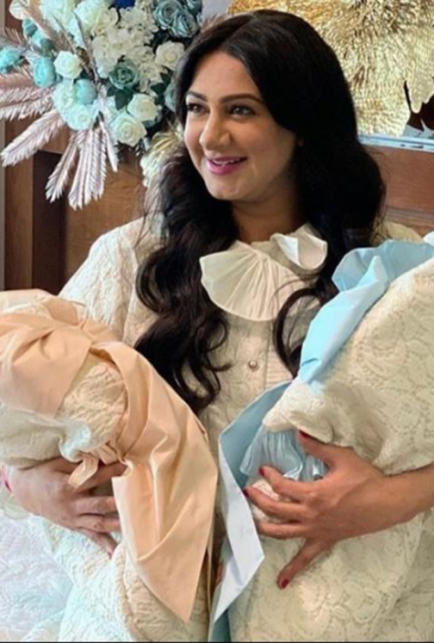 هيفاء حسين مع توأمها