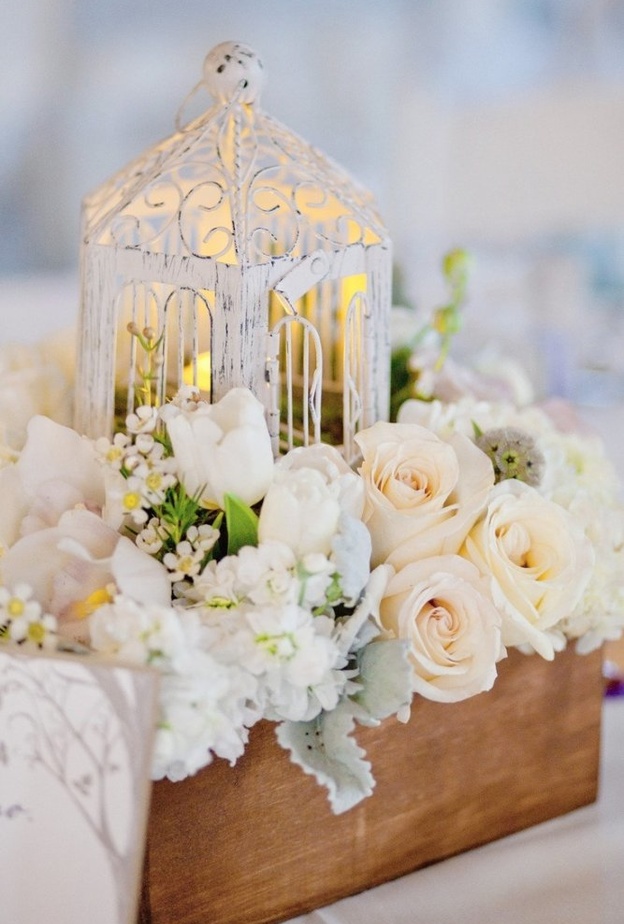 اقفاص الطيور لزينة وسط طاولات الزفاف