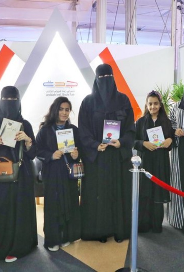 المعلمة شوقية الانصاري تقدم 6 طالبات إلى منصة التوقيع في معرض جدة الدولي للكتاب