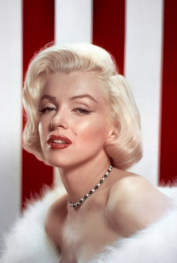 أودري هيبورن Audrey Hepburn بمجوهراتها البارزة