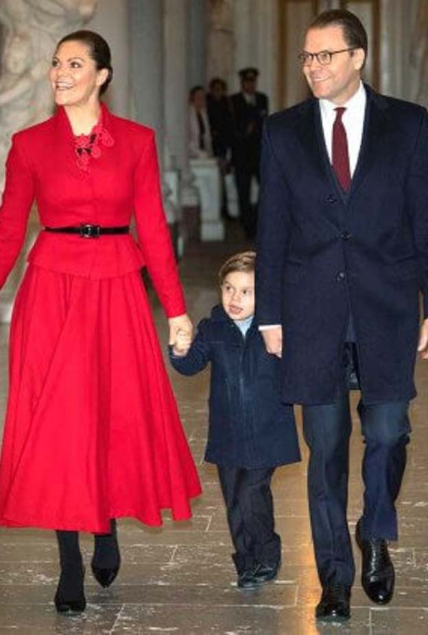 تقديم أشجار عيد الميلاد في تقليد سنوي