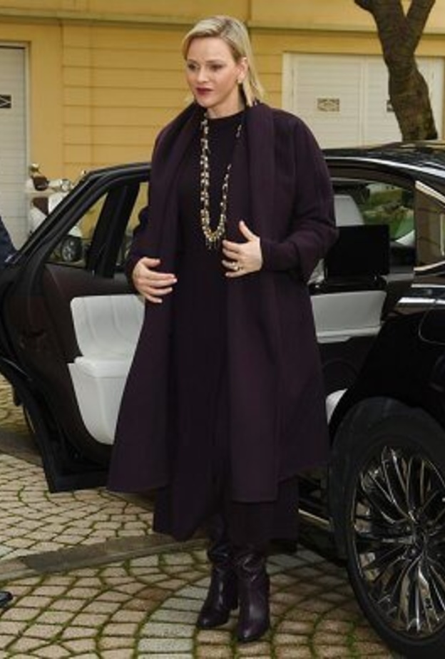 أمير وأميرة موناكو يشاركان في فعالية توزيع هدايا نهاية العام