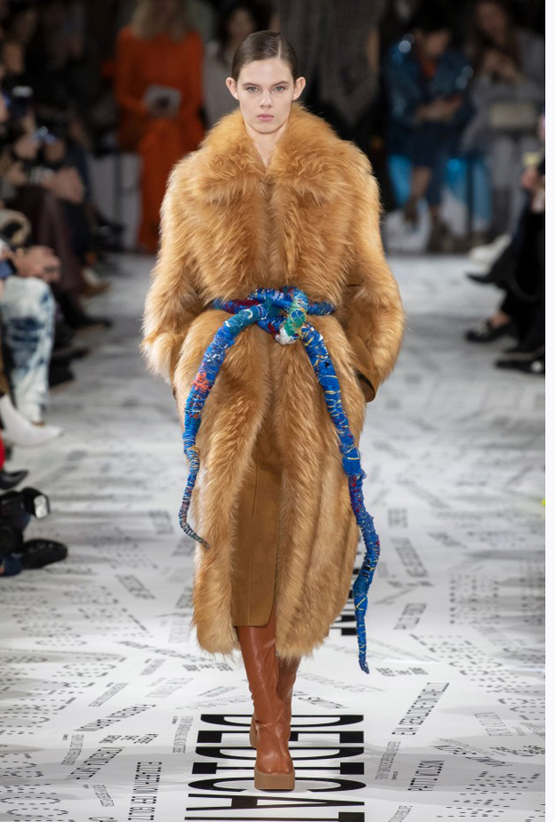 تالقي باطلالة من الفرو في سهرة راس السنة 2020 من Loewe