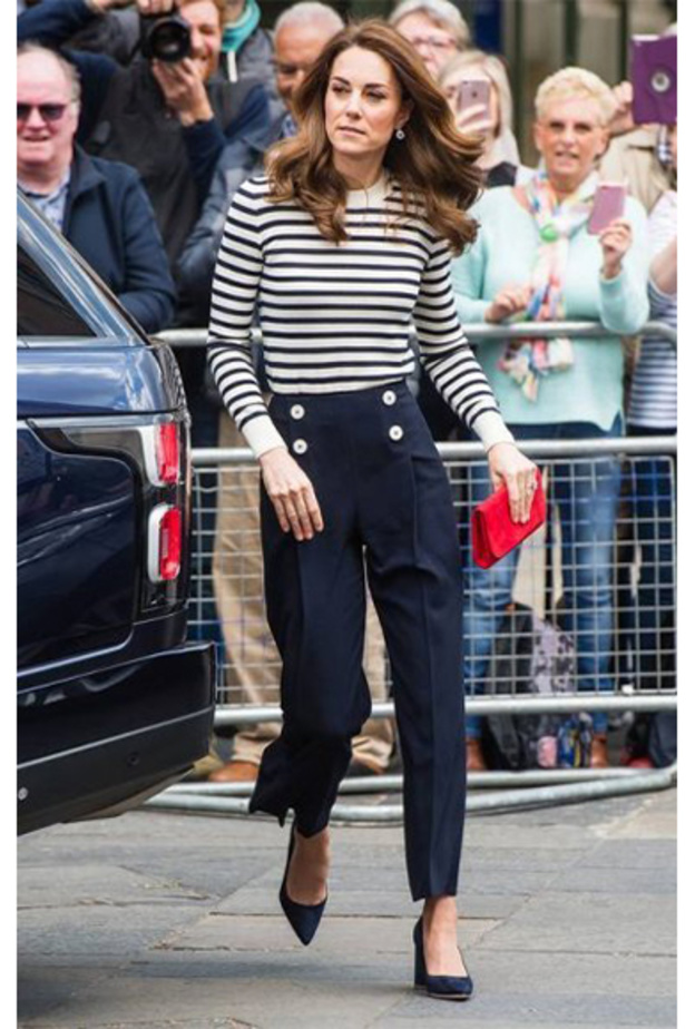  إطلالات ليتيزيا ملكة إسبانيا بموضة البولكا دوتس مع البنطلون الأسود