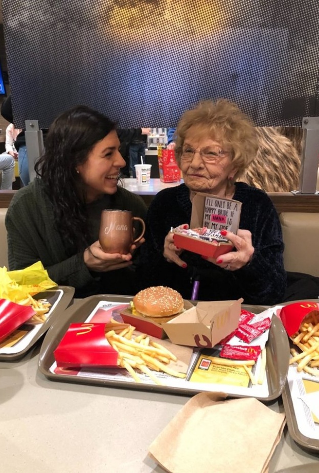 أخذت العروس المستقبلية توري جدتها إلى إحدى كطاعم الوجبات السريعة المفضلة لديها لتطلب منها أن تكون وصيفتها في حفل زفافها