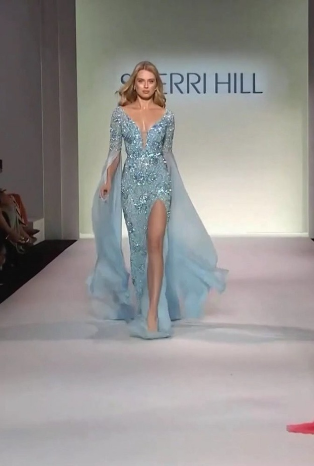 فستان بيبي بلو بفتحة جانبية