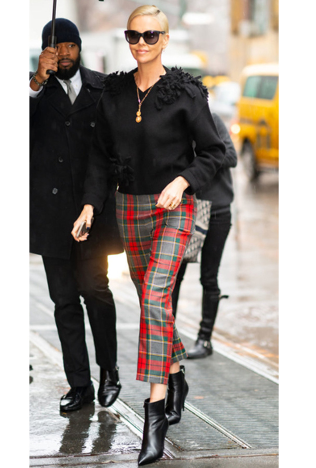  اطلالة راقية للجميلة DAISY RIDLEY بموضة الفستان الاحمر الداكن مع قصة الكتف الواحد والعريض من دار Oscar de la Renta