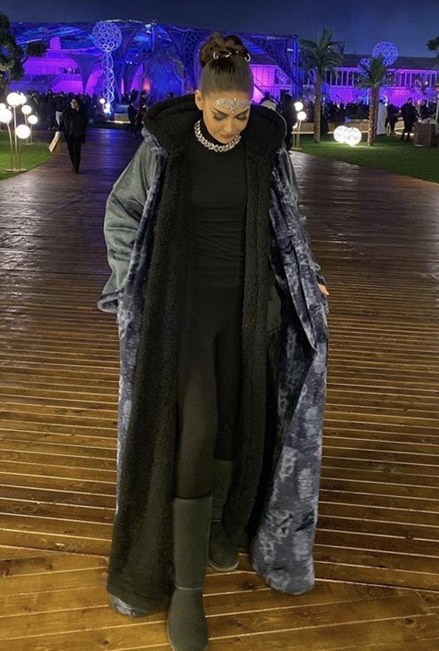 اطلالة ايزابيلي فونتانا شبابية ومريحة