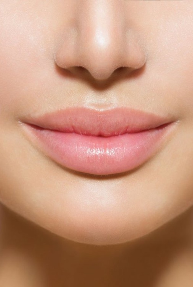 استخدمي الخيار فهو يساعد على التخلص من الشفاه الجافة