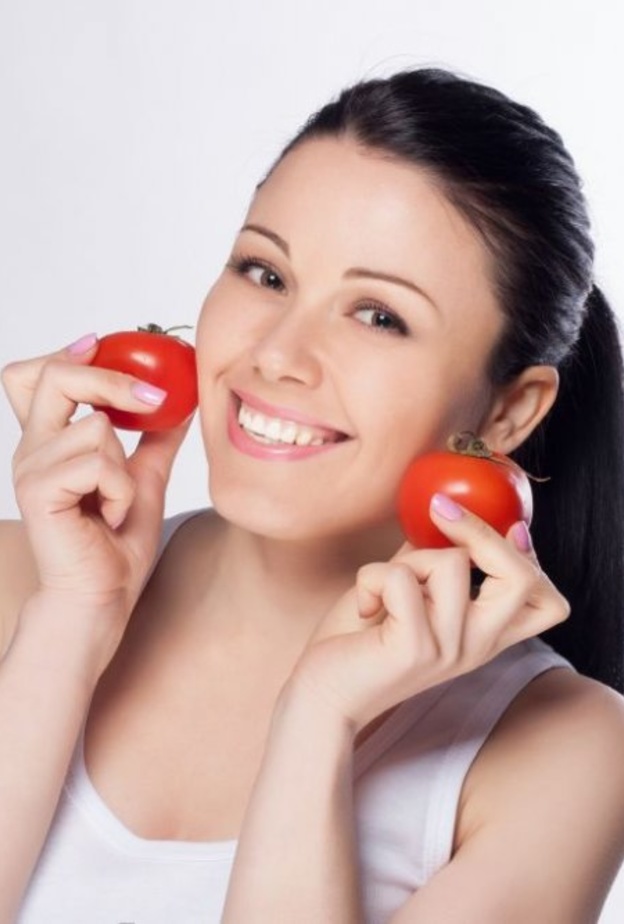 تنهي الطماطم معاناتك مع مسام الوجة الواسعة