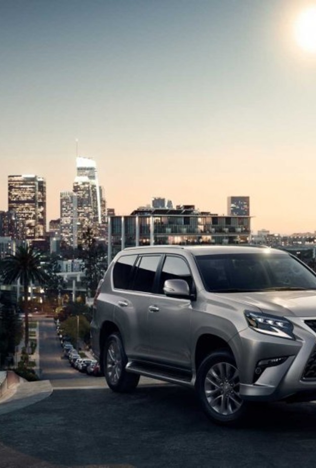 استخدمت Lexus تقنيات القص بالليز على تفاصيل الخشب الطبيعي في أرجاء المقصورة