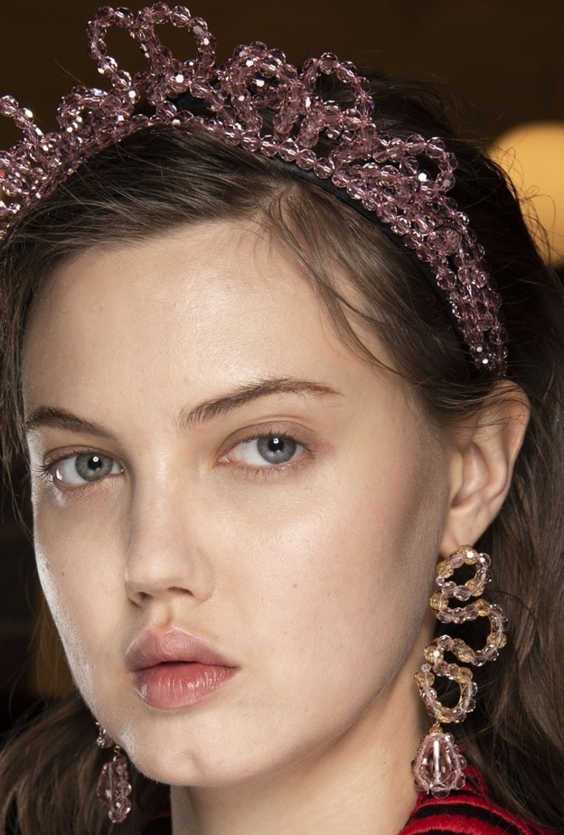  اكسسوارات شعر الاقواس البراق على شكل تاج لسهرات نهاية عام 2019 من Simone Rocha