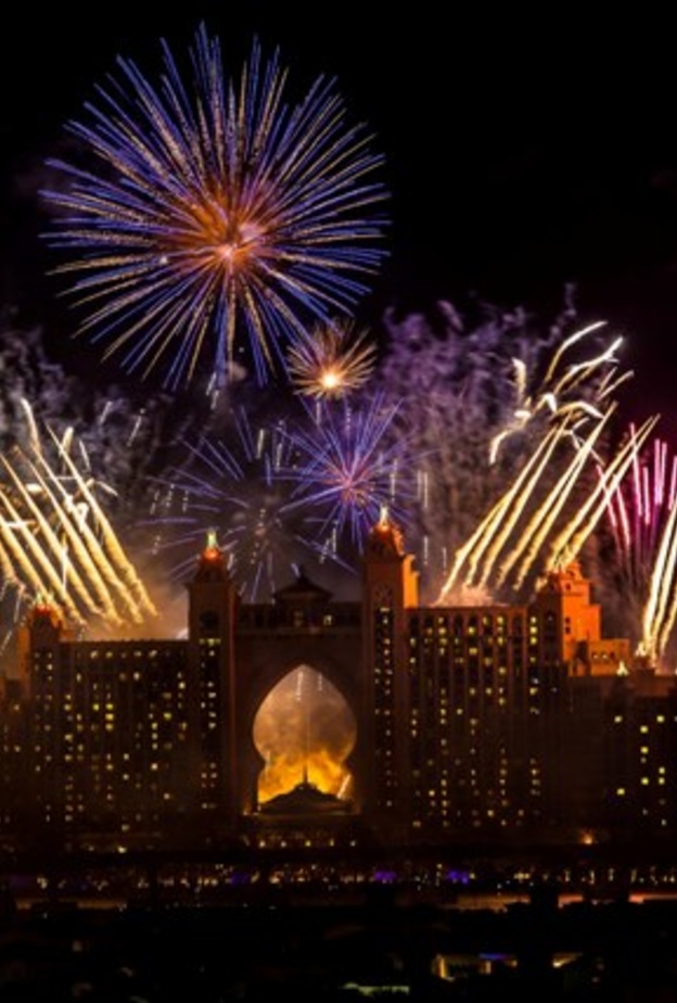 العروض النارية أحد أهم الاحتفالات في دبي برأس السنة الجديدة