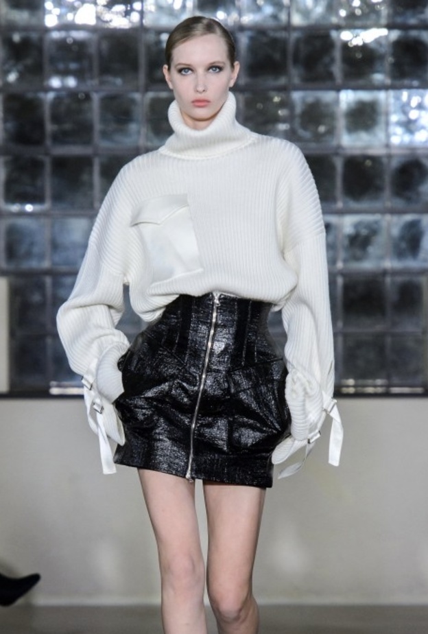 اجمل موديلات التنورة الجلد الضيقة باللون الاسود من مجموعات شتاء 2020 من Hermes