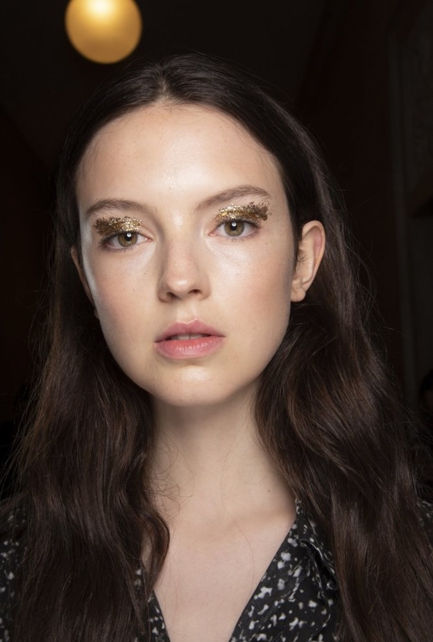 مكياج عيون ذهبي