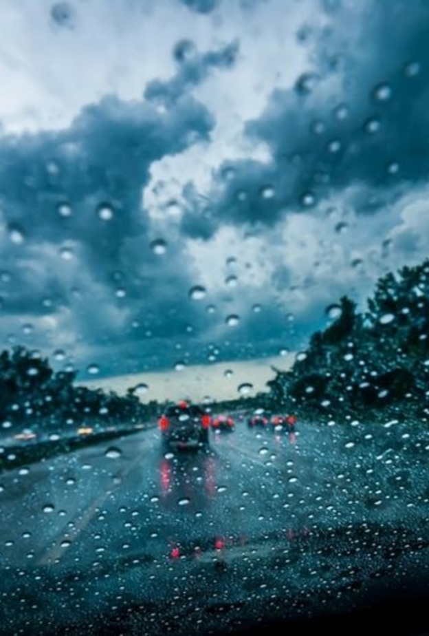 تجنبي القيام بتحويل اتجاه السيارة بشكل مفاجئ أو محاولة الالتفاف أو الانعطاف بالسيارة