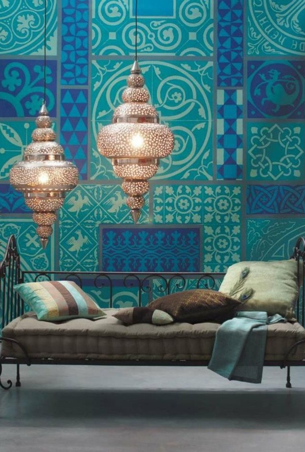 ‎اكسسوارات من الفضة تزيّن الديكورات الشرقية في مدخل المنزل