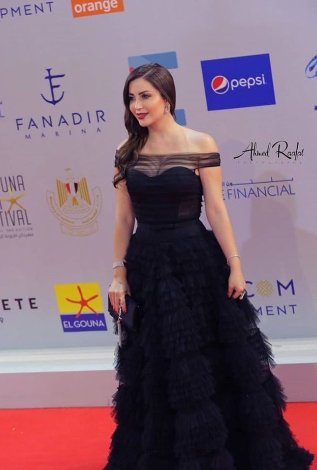 أجمل اطلالات نسرين طافش هذا العام في فستان أوف شولدرز أسود