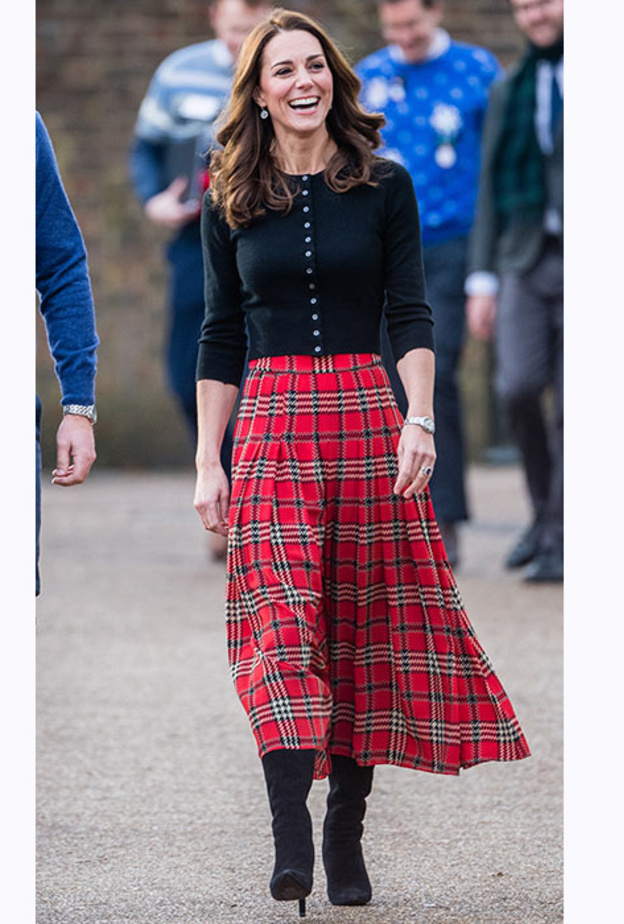 دوقة كمبريدج تألقت بفستان أحمر من ماركة Emilia Wickstead