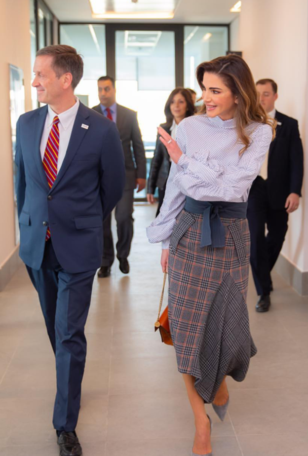 تألق التنورة الحمراء الواسعة مع القميص السوداء بأسلوب الملكة رانيا