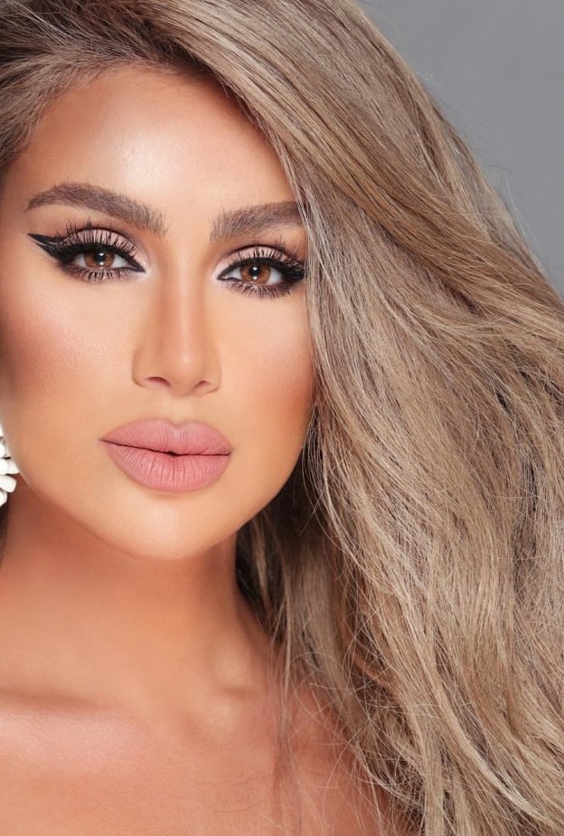 بسمة بوسيل وحبيبات الكريستال البراقة على أعلى الخدين