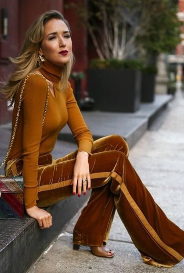 اختاري سروال الجلد باللون البني ونسقيه بستايل عصري باطلالة كاملة من الجلد