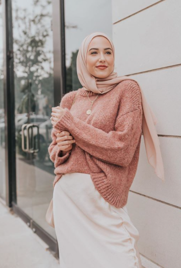 استوحي اطلالاتك الكاجوال بالتوب الصوفي مع السروال والحذاء الرياضي من سمر البرشا