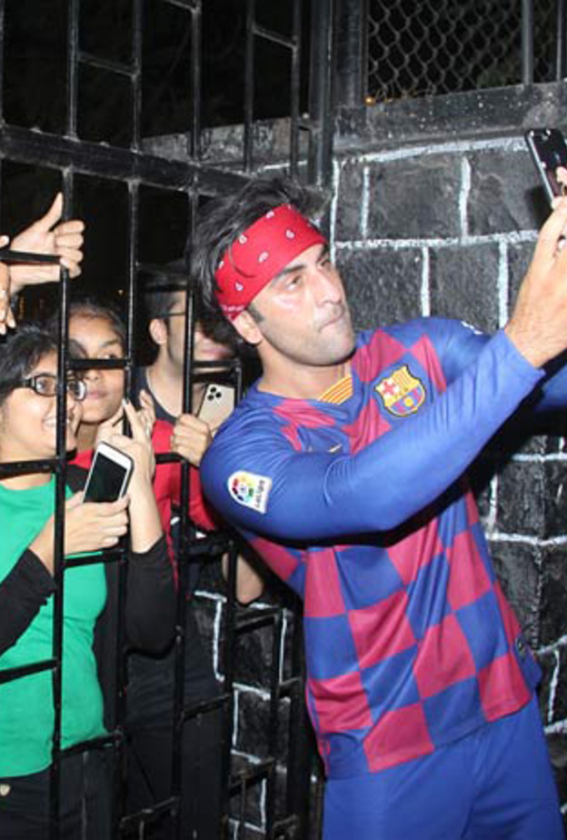 مشاهير بوليوود يعلبون كرة القدم