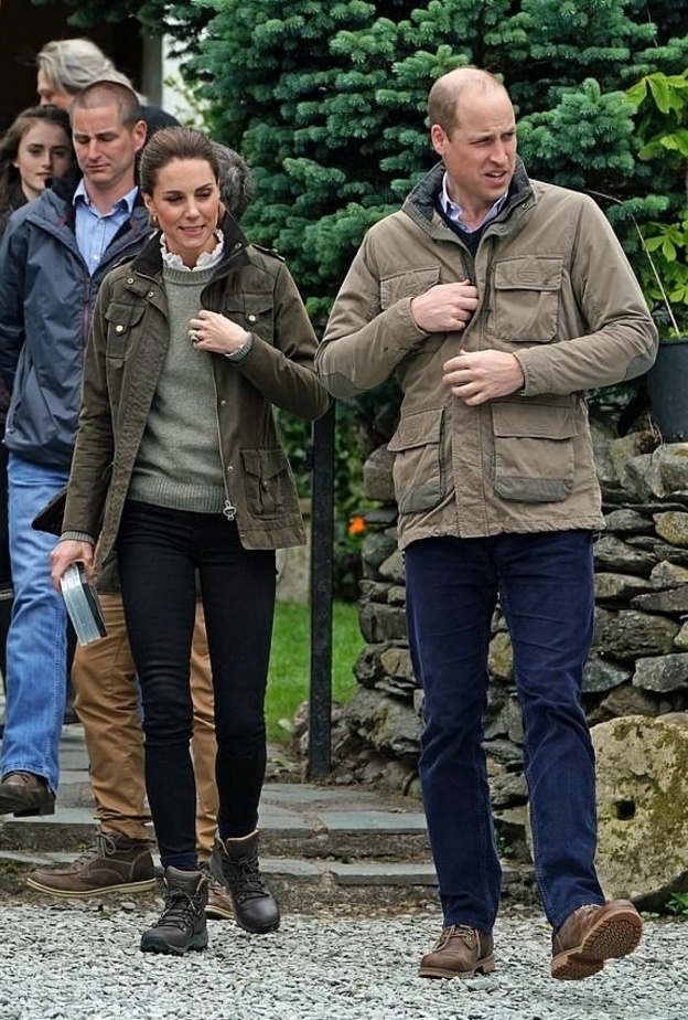 كيت ميدلتون تفضل الجينز والأحذية الطويلة