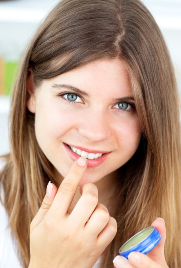 تعرفي الى طريقة عمل مرطب شفاه طبيعي من الفازلين في الشتاء