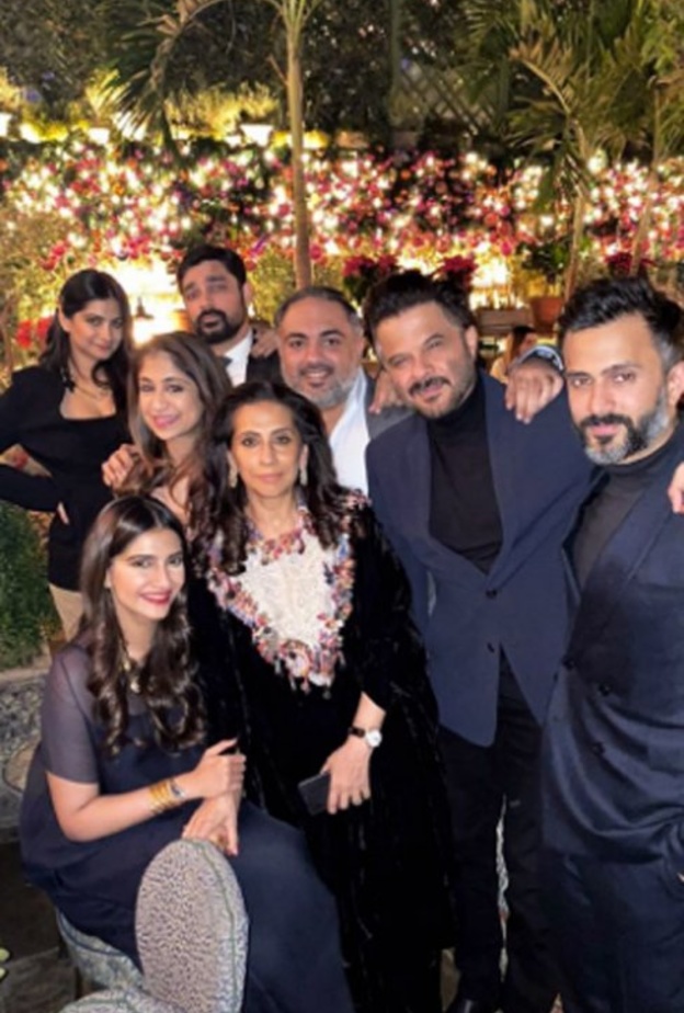 ريا وسونام كابور تحتفلان بعيد ميلاد والدهما أنيل كابور