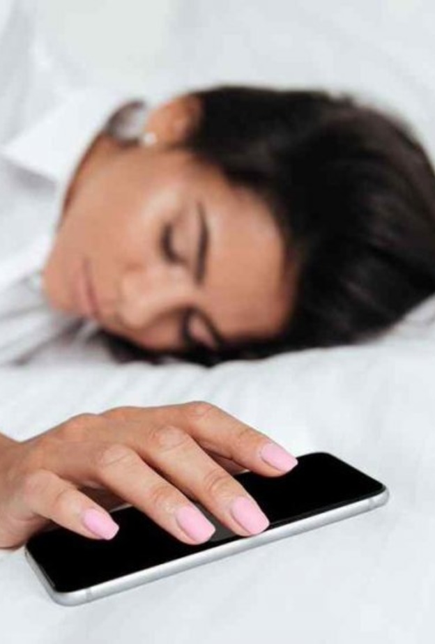 الأجهزة الذكية تؤثر على جودة النوم