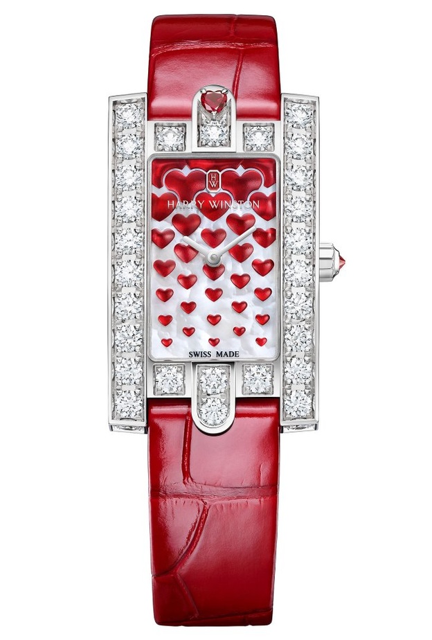 ساعة يد حمراء