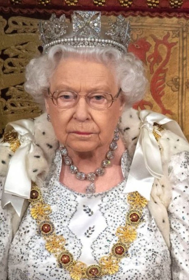 الملكة اليزابيث ترتدي بروش Kent Amethyst Parure