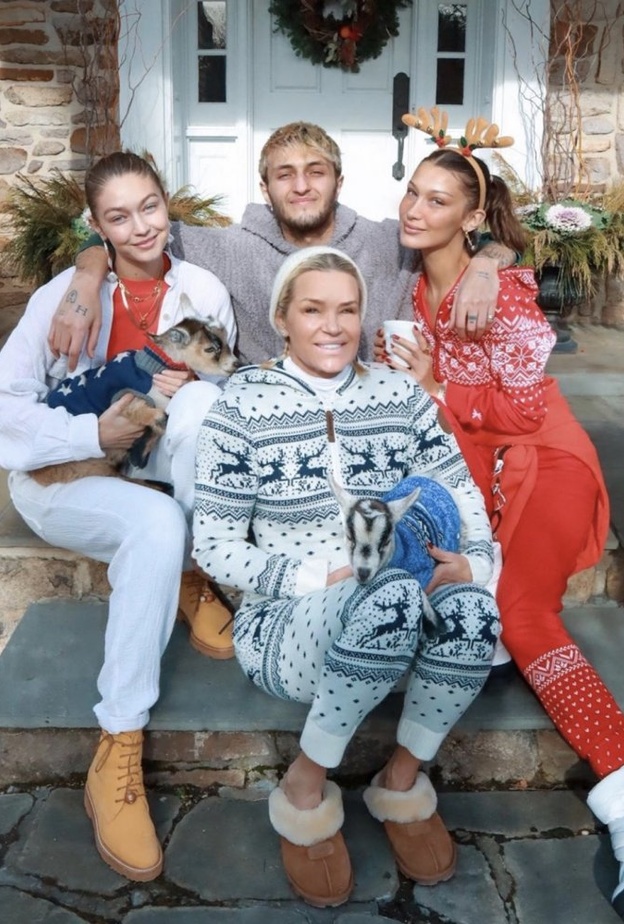 بيلا حديد تنشر صورة برفقة أخوتها وأمها لمناسبات نهاية العام