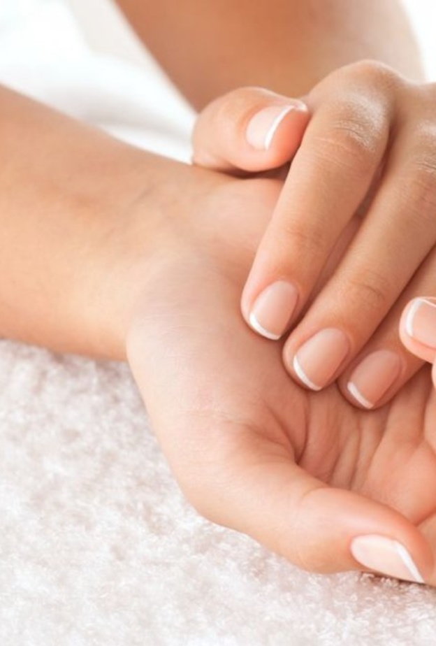 خلطات طبيعية لتفتيح اليدين