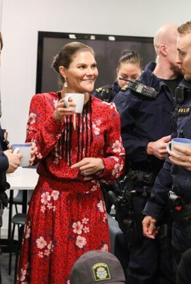 الأميرة فيكتوريا وأسرتها الصغيرة يزورون مركز شرطة نورمالم