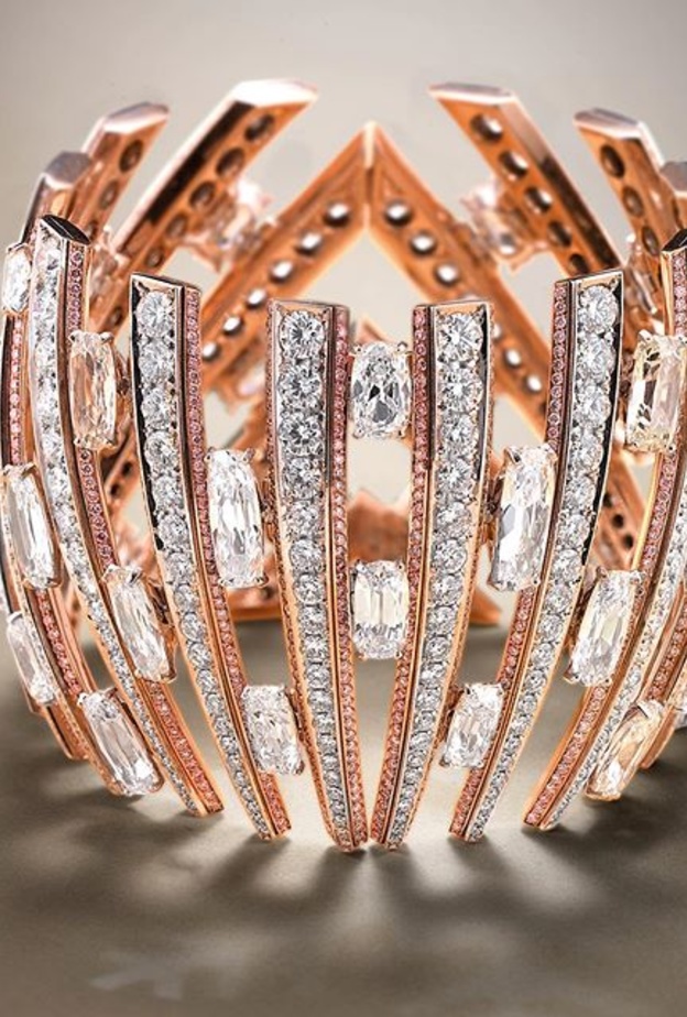 خاتم كوكتيل من المجوهرات الراقية مصنوع من الذهب الوردي ومرصع بماسة مركزية عيار 7 قراريط، يحيطها حجر دومورتيرايت