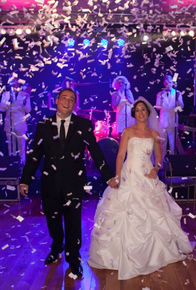 اختاري ما يعجبك من الاغاني المناسبة لدخول العرسان الى القاعة