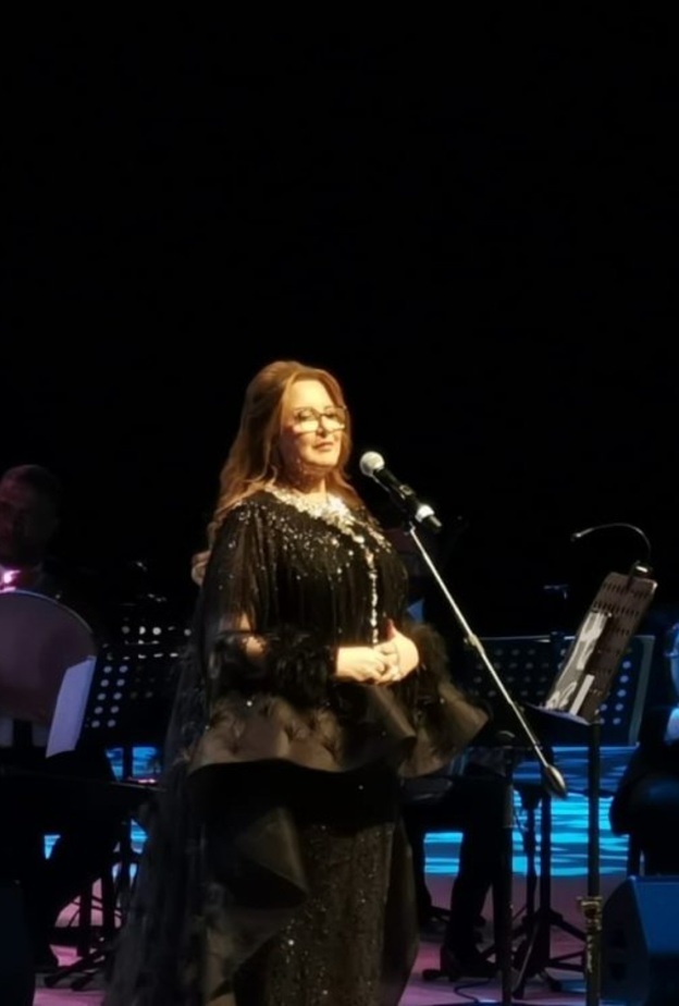 عزيزة جلال في اول حفلاتها