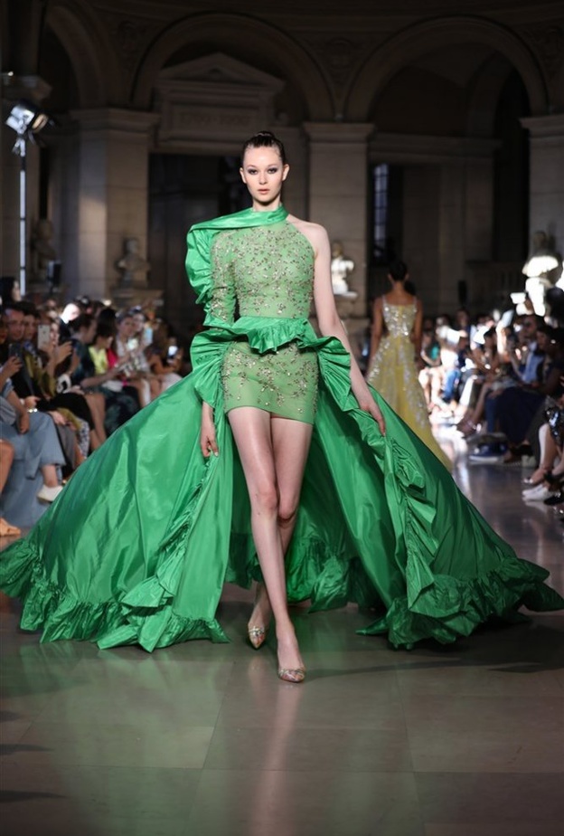 فستان من ايلي صعب