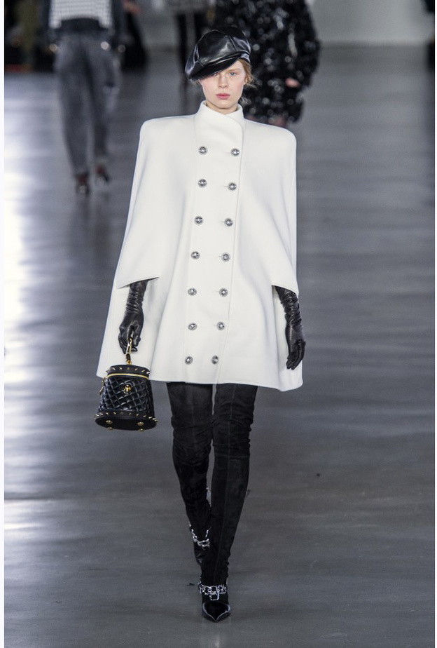 اكسسوارات القفازات البيضاء لاطلالة فاخرة في سهرات عام 2019 من Rochas