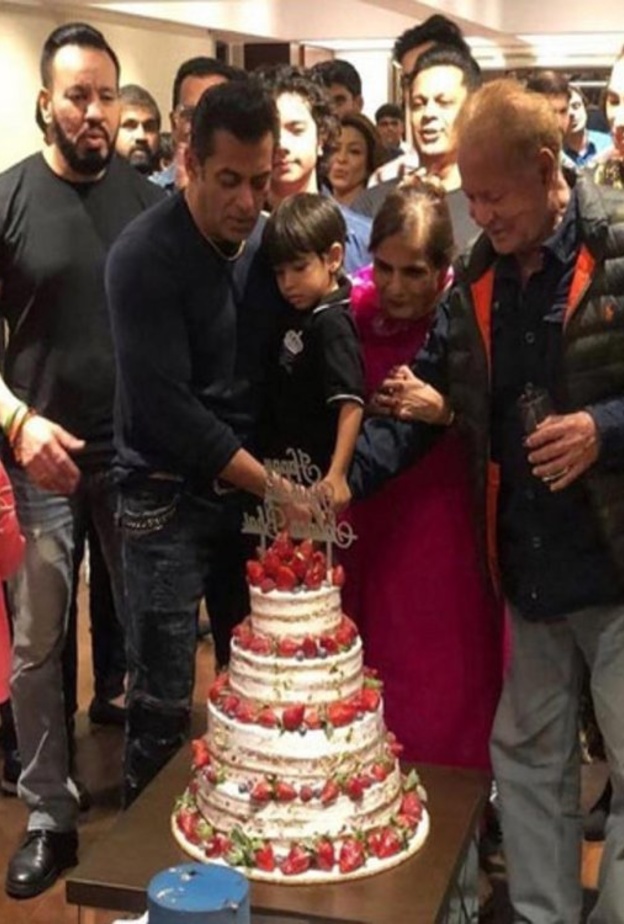 سلمان خان يحتفل بعيد ميلاده الرابع والخمسين